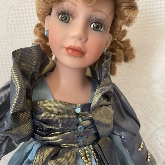 Elegant Doll with detailed Dress - Picture 3 of 10